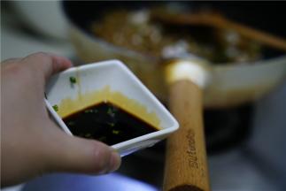 然后再加入少许的生抽炒至食材挂味。