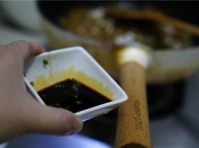 然后再加入少许的生抽炒至食材挂味。