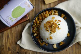 炒好榨辣椒，饭也煮好了，然后将饭盛碗倒扣在盘子里，再加入炒好的榨辣椒肉丁围在边上就可以。