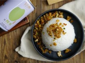 炒好榨辣椒，饭也煮好了，然后将饭盛碗倒扣在盘子里，再加入炒好的榨辣椒肉丁围在边上就可以。