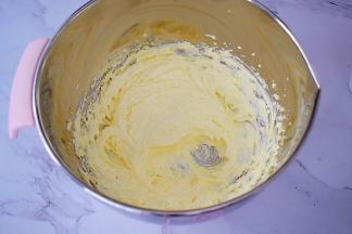 再用电动打蛋器打发至蓬松发白