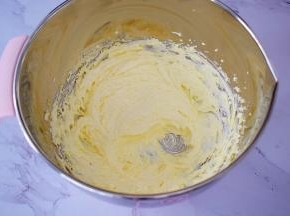 再用电动打蛋器打发至蓬松发白