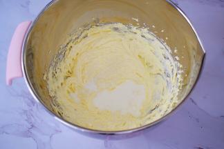 分三次加入淡奶油，每次加入都要打至与黄油融合再加入下一次淡奶油