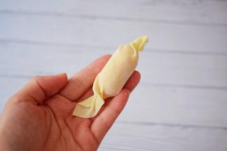 然后两头再象拧糖果那样拧紧，如果不好拧，可以沾少许水慢慢拧，不要太大力，免得拧破皮了