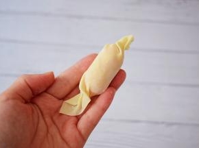 然后两头再象拧糖果那样拧紧，如果不好拧，可以沾少许水慢慢拧，不要太大力，免得拧破皮了