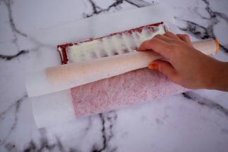 再利用擀面杖慢慢卷起