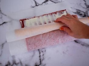 再利用擀面杖慢慢卷起