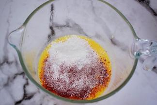 把低筋面粉和红曲粉混合后筛入，分两次筛入，每次筛入都要拌匀才能再筛入下一次