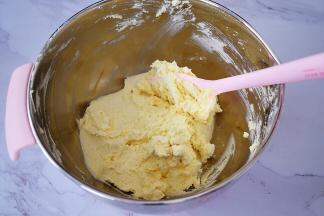 翻拌至无干粉即可