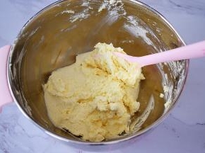 翻拌至无干粉即可