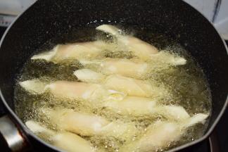 锅中倒入适量的食用油，烧至七八成热时放入馄饨皮糖果