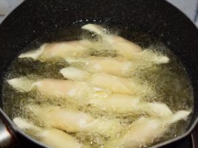 锅中倒入适量的食用油，烧至七八成热时放入馄饨皮糖果