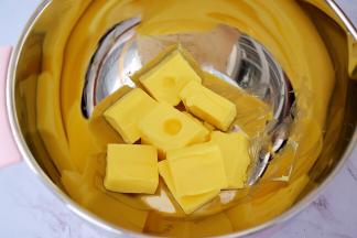 黄油室温软化至手指一按就会出现一个小坑