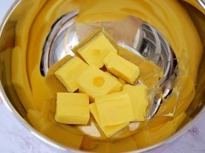 黄油室温软化至手指一按就会出现一个小坑