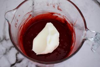 把三分之一的蛋白霜加入蛋黄糊中，翻拌或都上下拌匀

