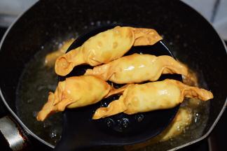 小火煎至金黄色，其间记得要多翻动，这样才能炸得更均匀，然后再捞出控油即可

