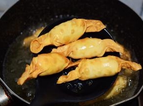 小火煎至金黄色，其间记得要多翻动，这样才能炸得更均匀，然后再捞出控油即可

