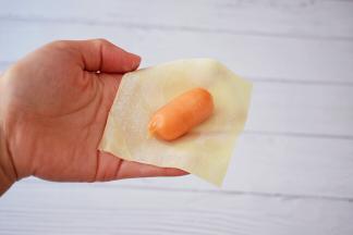取一张馄饨皮放入一条小香肠