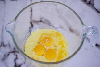 蛋黄中加入牛奶、玉米油搅拌均匀