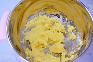 先用电动打蛋器搅拌至无糖粉