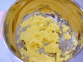 先用电动打蛋器搅拌至无糖粉