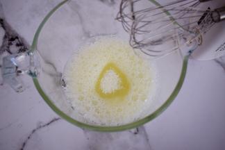 再加入白糖，白糖分三次加入