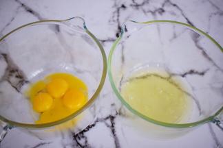 蛋黄和蛋清分离在两个无水无油的盆中