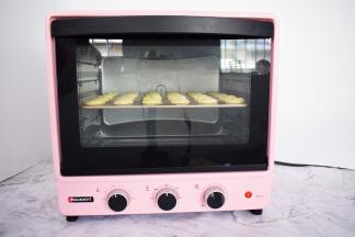 放入预热好的海氏烤箱，上下火150度，中层15-20分钟，烤至表面金黄色即可