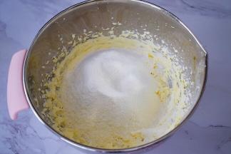 筛入低筋面粉和淳璀有机幼儿配方奶粉（3段）