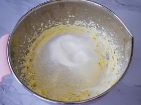 筛入低筋面粉和淳璀有机幼儿配方奶粉（3段）