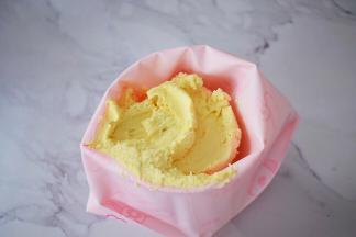 硅胶袋装入中号八齿裱花嘴，再装入面粉