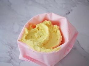 硅胶袋装入中号八齿裱花嘴，再装入面粉