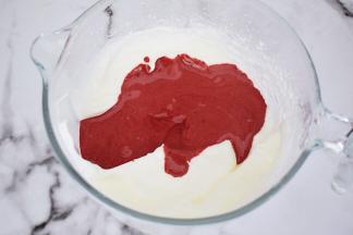 再把拌匀的蛋黄糊倒回蛋白霜中，翻拌或上下拌匀