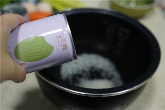 将轻养鲜米入饭煲内胆，然后过一次水之后就加入一罐的清水。
