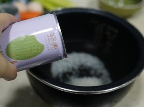 将轻养鲜米入饭煲内胆，然后过一次水之后就加入一罐的清水。