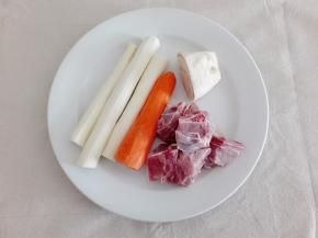 淮山，葛根，红萝卜去皮，扇骨洗净砍件