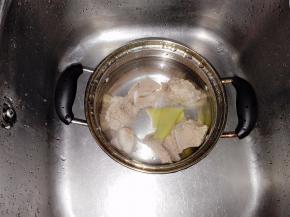 扇骨加适量的清水，放入几片姜片，煮10分钟左右，过冷水洗净