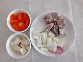 淮山，葛根，红萝卜洗净切块，扇骨飞水洗净，沥干水份