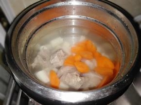 锅里加入适量的清水，放入所有的材料