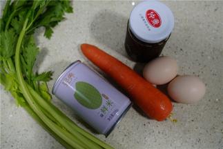 备好所用食材，我用了一罐轻养鲜米，胡萝卜，芹菜，鸡蛋，牛肉酱。