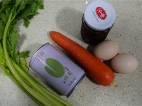 备好所用食材，我用了一罐轻养鲜米，胡萝卜，芹菜，鸡蛋，牛肉酱。