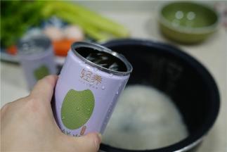 取一罐米，洗一遍之后就加入一罐清水。