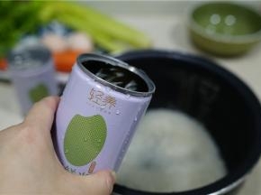 取一罐米，洗一遍之后就加入一罐清水。