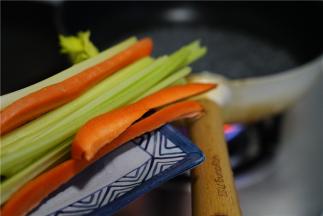 然后另起锅，加入水煮开，将芹菜胡萝卜下锅焯制一下。