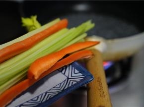 然后另起锅，加入水煮开，将芹菜胡萝卜下锅焯制一下。