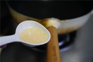 然后再控水烧干锅，小火盛入一勺蛋液，煎出蛋皮备用。