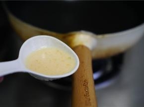 然后再控水烧干锅，小火盛入一勺蛋液，煎出蛋皮备用。