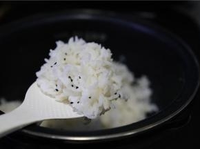 这个水的标准是用来煮米饭刚刚好的哦，这样子厨房小白都可以轻松煮饭啦。