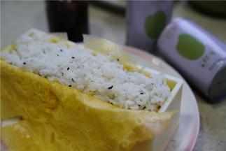 在表面再码上一层米饭，卷切好就可以美美享用啦。