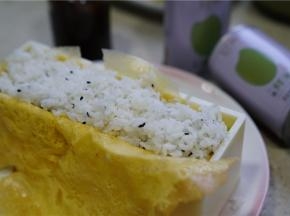 在表面再码上一层米饭，卷切好就可以美美享用啦。